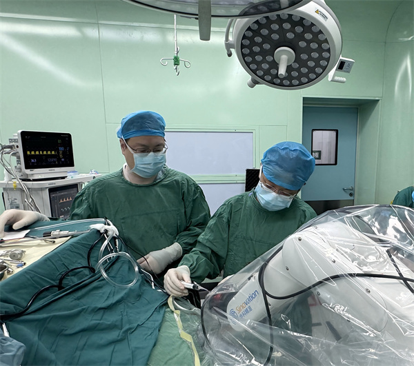 湘雅医院驻点帮扶专家兰松、刘涧，带领湖南医药学院总医院成功实施高难度脑干出血机器人立体定向钻孔引流术.jpg