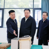 毛万春在省社科院调研 为服务湖南改革发展大局贡献力量