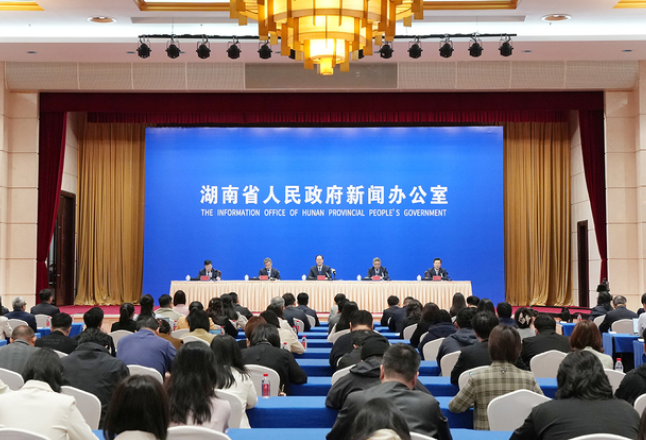 毛伟明答记者问：满怀信心启新程 奋勇争先向未来