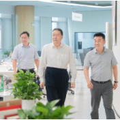毛万春在湖南日报社调研