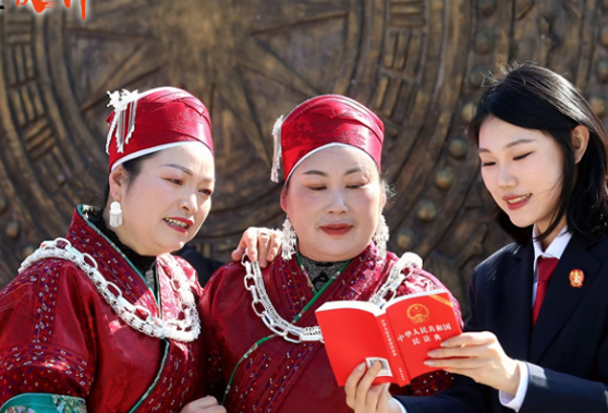 【央视快评】合力开创法治中国建设新局面