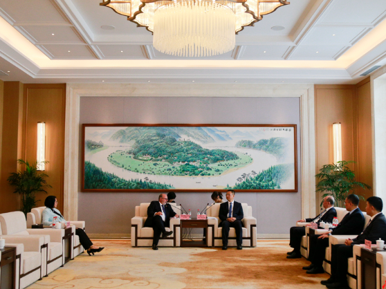 谢卫江会见古巴驻华大使白诗德