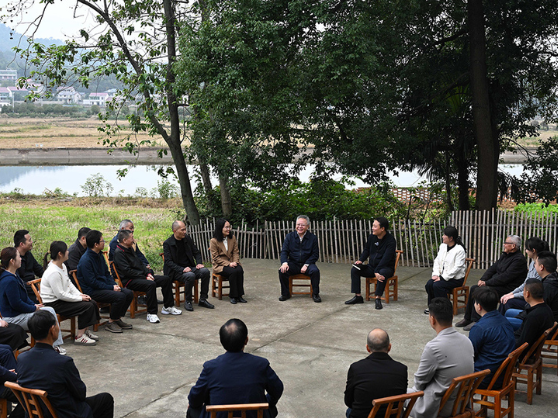 沈晓明在益阳市碧云峰村宣讲党的二十届四中全会精神