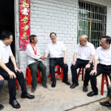毛伟明“七一”前夕走访慰问党员