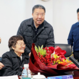 毛万春看望慰问联系服务的院士专家