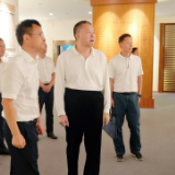 毛万春在长沙市雅礼中学调研