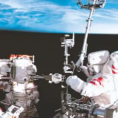 中国空间站在轨舱外航天服D、E首次成功保障出舱任务