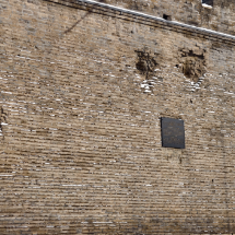 “雪能掩盖很多东西,但盖不住这些弹痕”