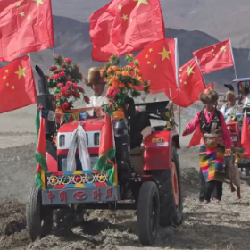 西藏拉孜“春耕第一犁”开启 “盛装”拖拉机犁出“春耕进行曲”