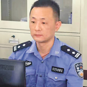 “危险面前勇往直前的硬汉”  ——追记全国“公安楷模”邱建军