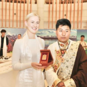 千年瑰宝甘南藏族唐卡“破圈”成新宠