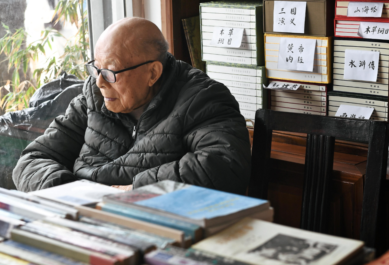 读城｜百岁老书翁守着百年旧书店：爱书的人多，书香不会散！