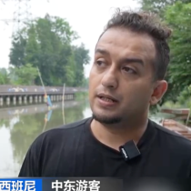 旅游+购物 外国人提着行李箱来“扫货”