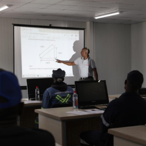 丝路走笔丨在“高山王国”见证钢铁巨龙的“双向奔赴”