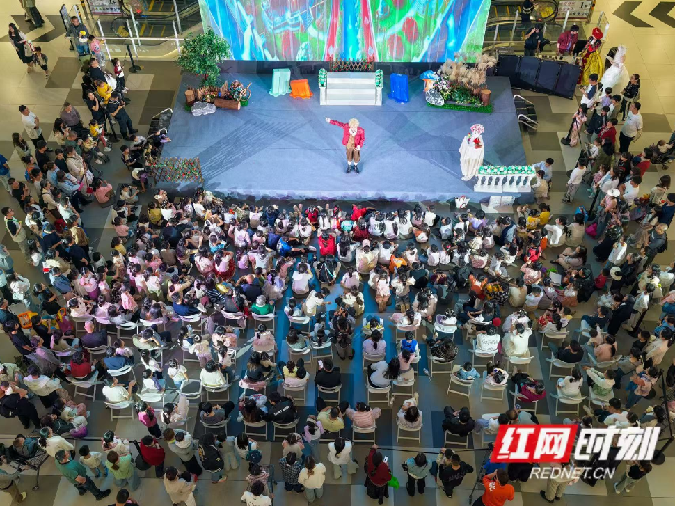 组图丨“五一”假期，“逛商场+看书”成为假期新玩法