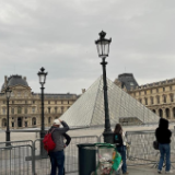 卢浮宫遭盗抢闭馆 游客质疑博物馆安保措施