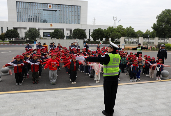 石门公安交警开展“122”全国交通安全日预热暨警营开放日活动