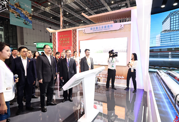 毛伟明率团参观第八届进博会展馆