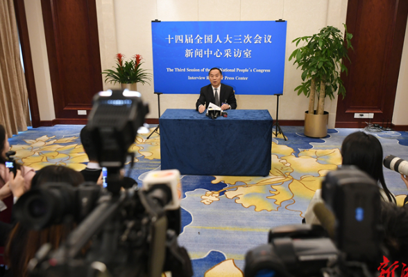 湖南代表团共提交代表议案13件、建议443件