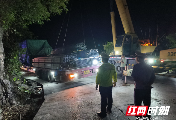 常德石门：货车夜晚被困急弯 交警紧急救援除险
