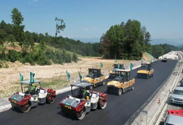 新新高速隆回分公司沥青路面下面层试验段顺利摊铺