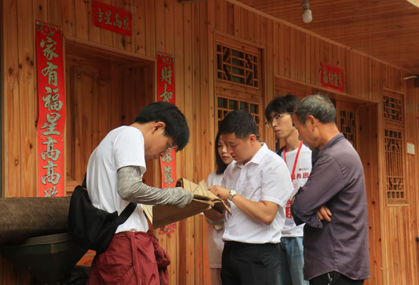 湖南师大研究生实践团在沅陵县柳林村调研村史族谱资料