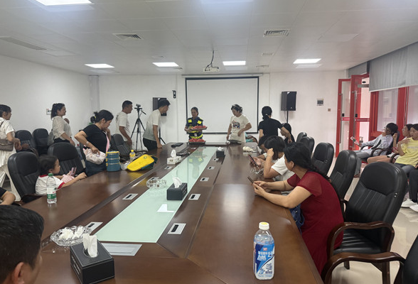 炎炎夏日，长益高速“路灯”志愿者温情守护