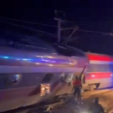 西班牙高铁脱轨事故已致至少21人死亡 百余人受伤