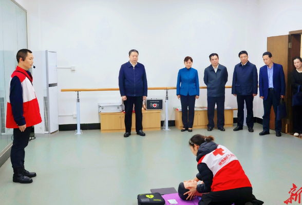 毛万春在省红十字会调研