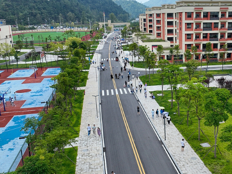 【央视快评】为人民出政绩 以实干出政绩