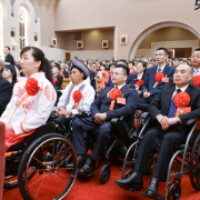 【央视快评】勇敢克服困难挑战 积极追求人生梦想