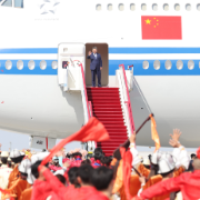 新华图讯丨习近平率中央代表团抵达乌鲁木齐出席新疆维吾尔自治区成立70周年庆祝活动