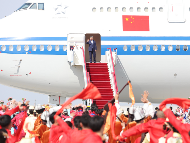 新华图讯丨习近平率中央代表团抵达乌鲁木齐出席新疆维吾尔自治区成立70周年庆祝活动