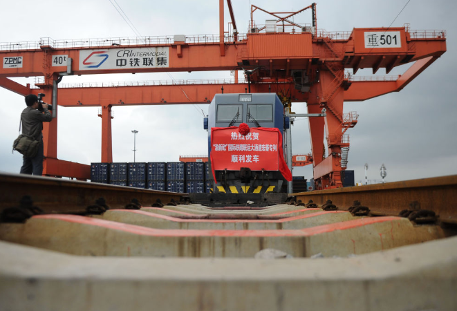 联播+｜在“钢铁驼队”旁 习近平连发四问