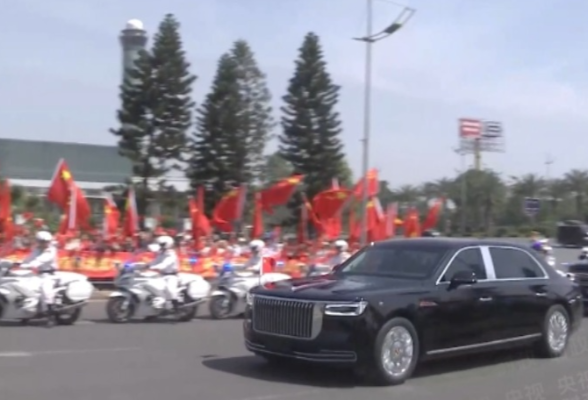 视频丨习近平离开河内 越南总理范明政前往机场送行