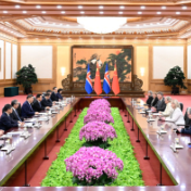 习近平会见冰岛总统托马斯多蒂尔