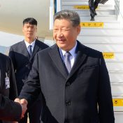 习近平抵达韩国出席亚太经合组织第三十二次领导人非正式会议并对韩国进行国事访问