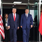 习近平同美国总统特朗普在釜山举行会晤