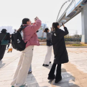 滴！大学生实践团打卡国内首条空轨 体验未来城市交通