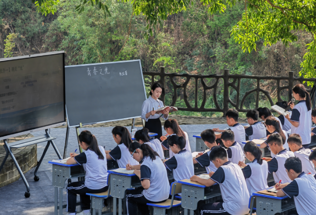 什么是“青春之光”？大榕树下的一堂语文课，给出了答案