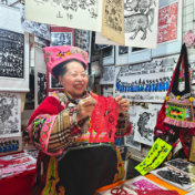 2026大市场看中国年丨非遗焕彩“活”起来 古街欢腾中国年