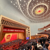 央广时评丨实干为人民 《政府工作报告》蕴藏的政绩观