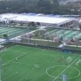 巧用城市“边角料”空间 地铁站里打羽毛球 屋顶上踢足球