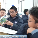 和机器狗赛跑、在科考船上课 这些中小学科学课太酷啦！