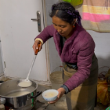 新华全媒+|特写:海拔4350米,板房里的藏历新年