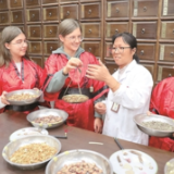 传播中华文化 促进文明互鉴（走近中国文化·架起友谊桥梁）
