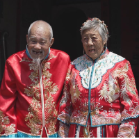 跨越71年的“潮流纪念”——邵阳洞口99岁抗战老兵牵手89岁妻子补拍婚纱照