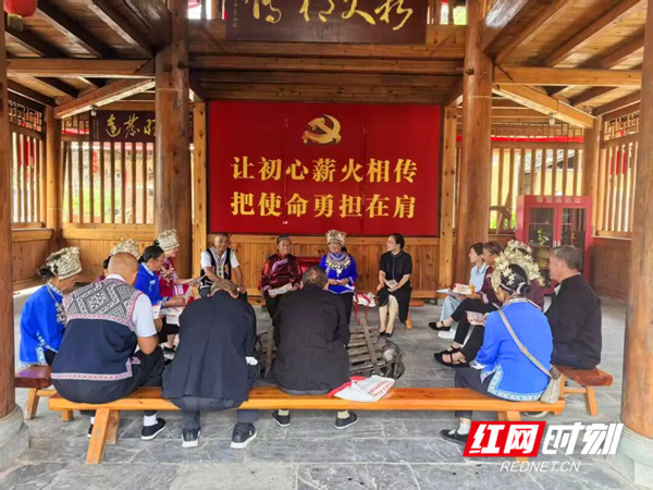 绥宁县乐安铺苗族侗族乡大团村鼓楼“红色学堂”宣讲现场_副本.jpg