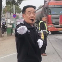 退休教师二十年风雨护学 为护学生他挺身而出