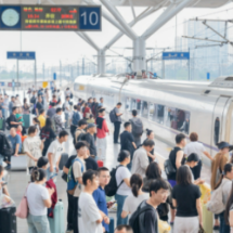 国庆中秋假期前3天国铁广州局日均发送旅客301万人次 同比增加55.3万人次